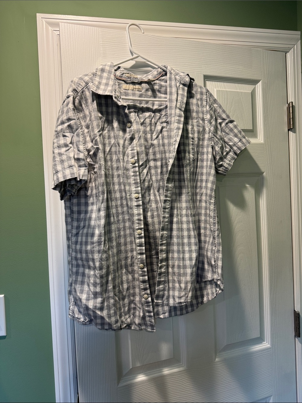 Casual Gray & White Check Short-Sleeve Button-Down Shirt